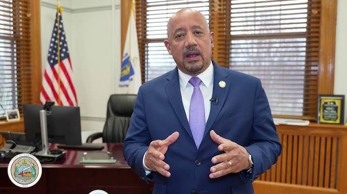 Brian DePeña descarta renunciar como alcalde de Lawrence pese a acusaciones