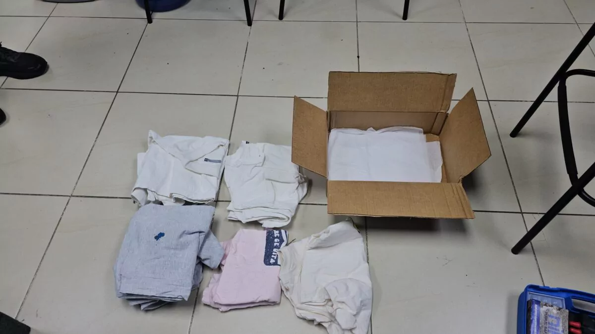 DNCD ocupa cinco prendas impregnadas de presunta cocaína en empresa de envíos