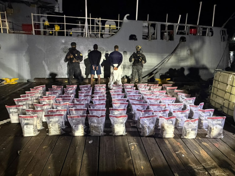 Autoridades interceptan narcolancha con 389 paquetes de presunta cocaína frente a Baní