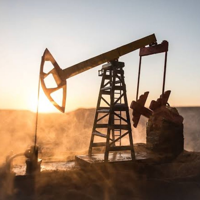 El petróleo WTI cae un 4,21 % ante la posible liberación de reservas estratégicas de diésel en Europa