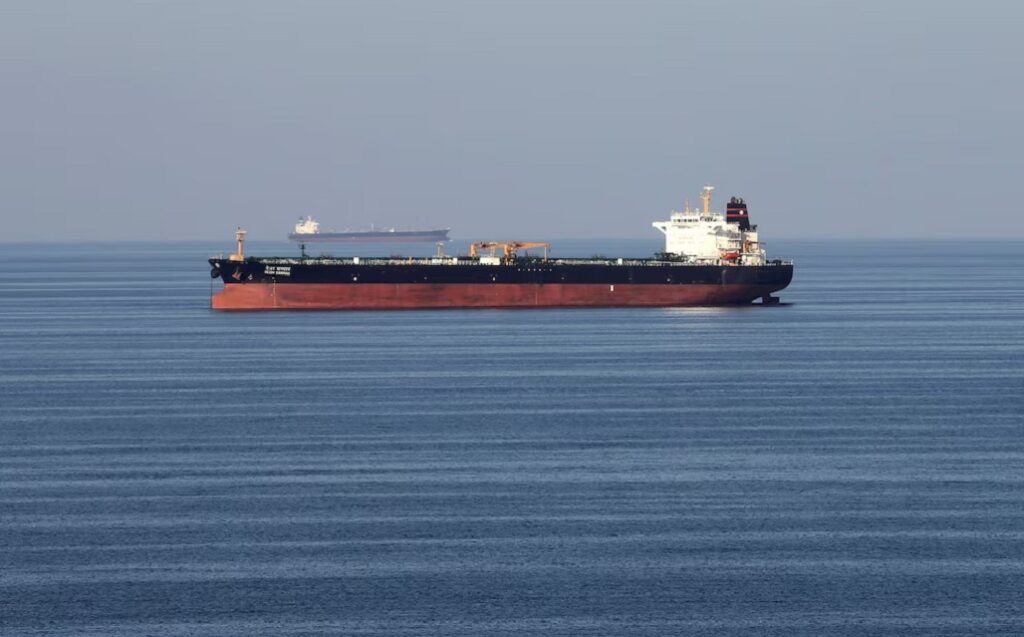 Irán amenaza con bloquear rutas de exportación de petróleo en el estrecho de Ormuz