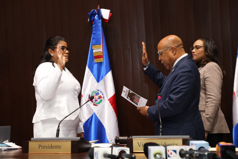 Cámara de Diputados elige a Minerva Frías para sustituir a su padre, Jorge Frías