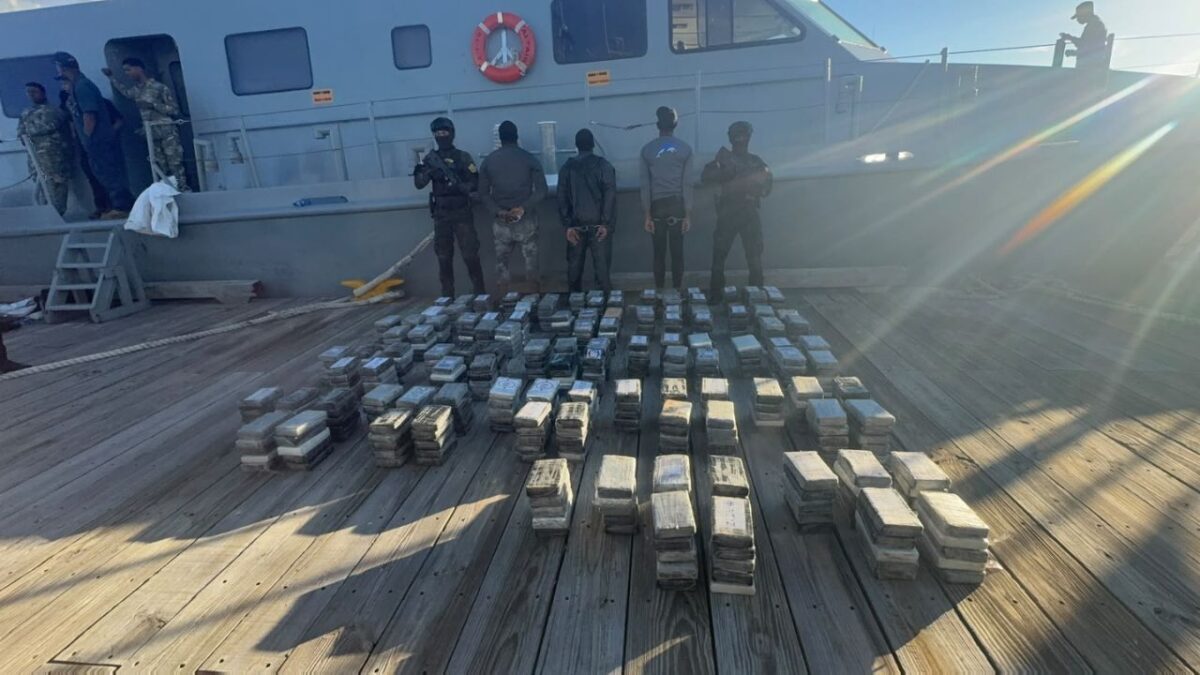 Autoridades decomisan 555 paquetes de presunta cocaína frente a las costas de Baní