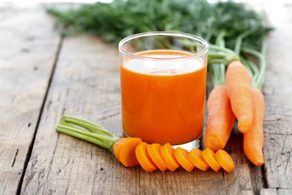 Jugo de zanahoria: beneficios para la salud y por qué es mejor consumirla entera