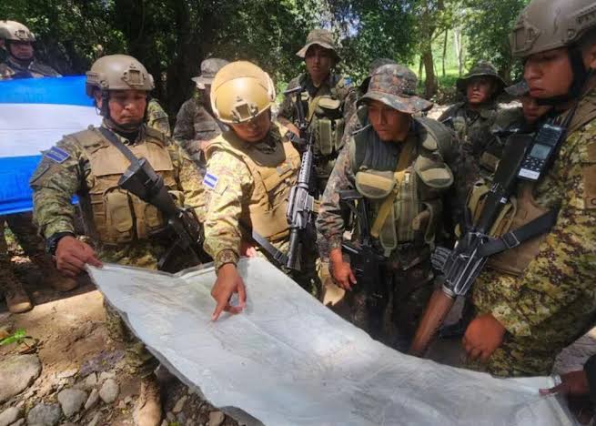 El Salvador despliega 1,300 soldados en Haití para apoyar la lucha contra las bandas criminales